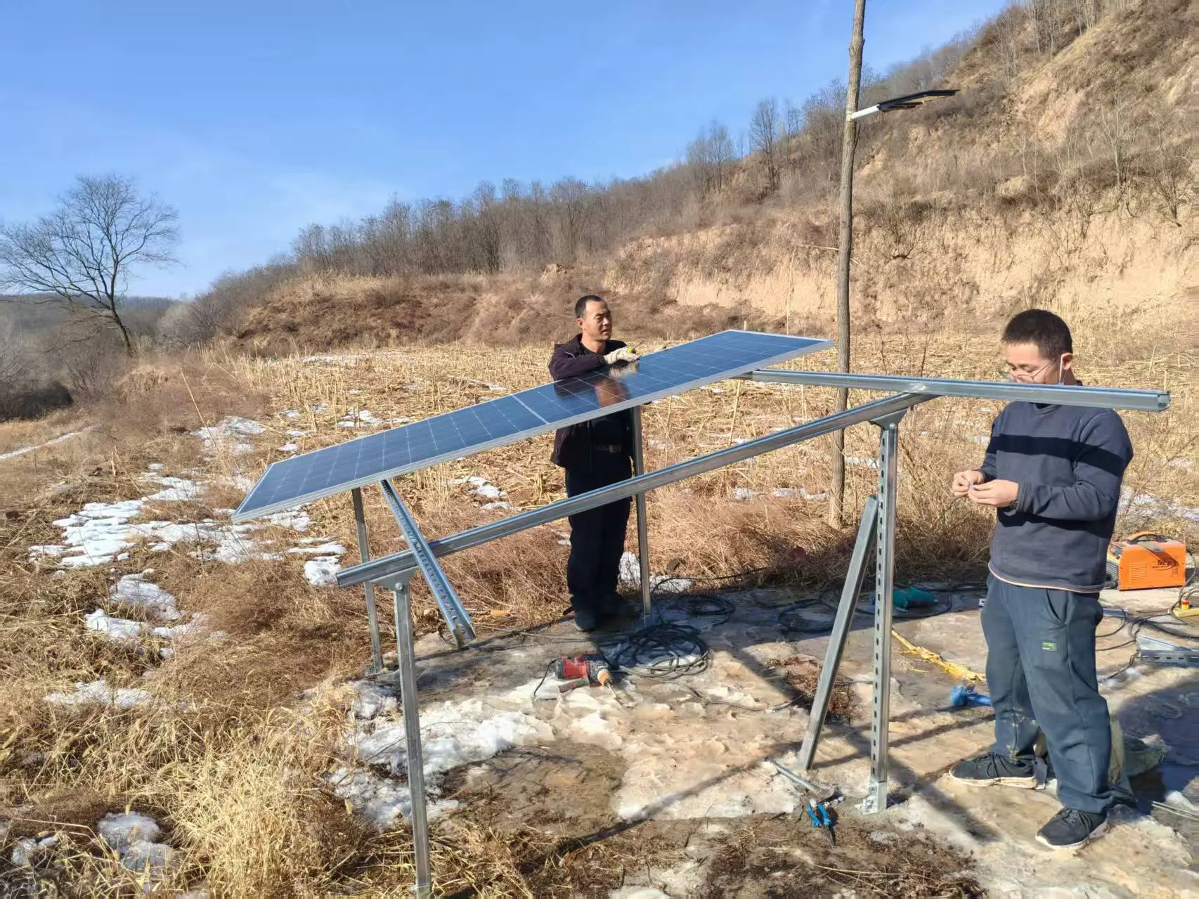 No Grid, No Problem: How Solar Panels and Batteries Power Homes Anywhere